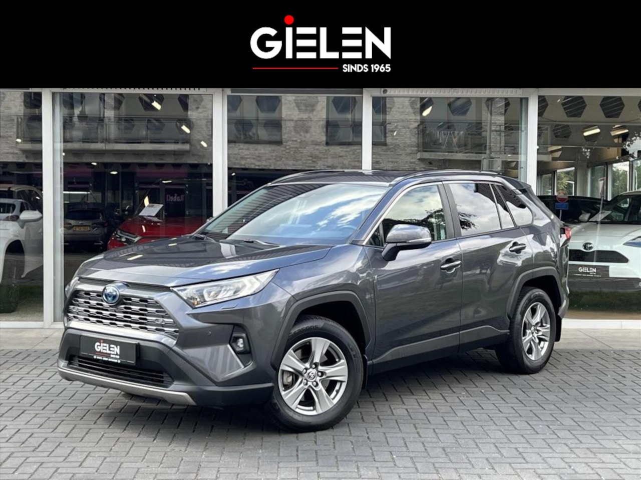 Toyota RAV4 - Hybrid 220 AWD Dynamic | Stoelverwarming, Groot scherm, Parkeersensoren, Licht + Regensens - AutoWereld.nl