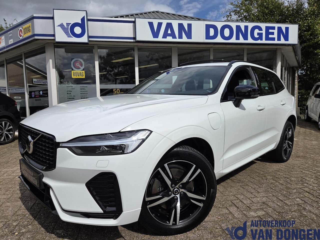 Volvo XC60 - 2.0 Recharge T6 AWD R-Design | Facelift | Panorama / AllSeason | Dealer onderhouden - AutoWereld.nl