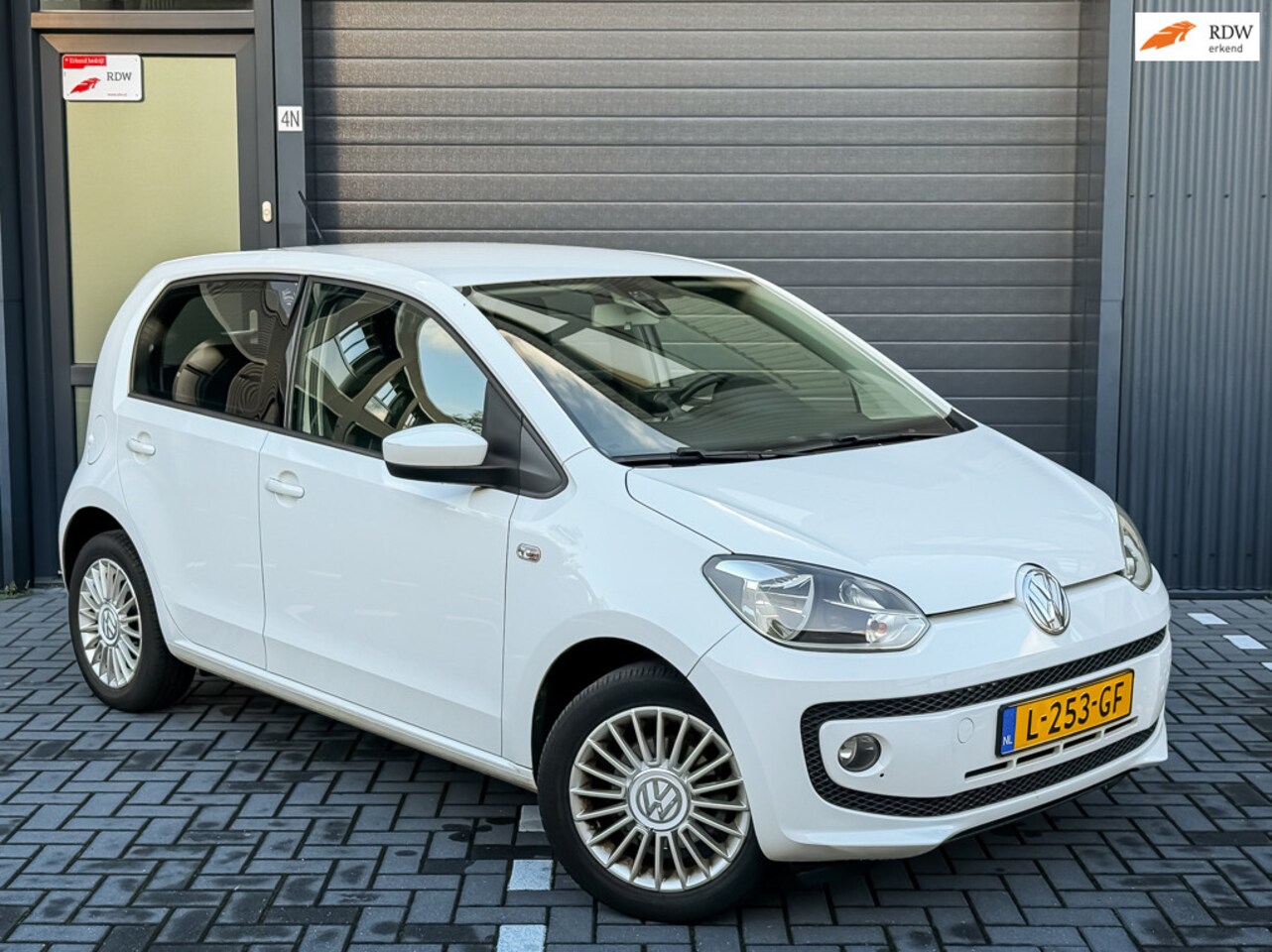 Volkswagen Up! - Cruisecontrol|Parkeersensoren|Stoelverwarming - AutoWereld.nl
