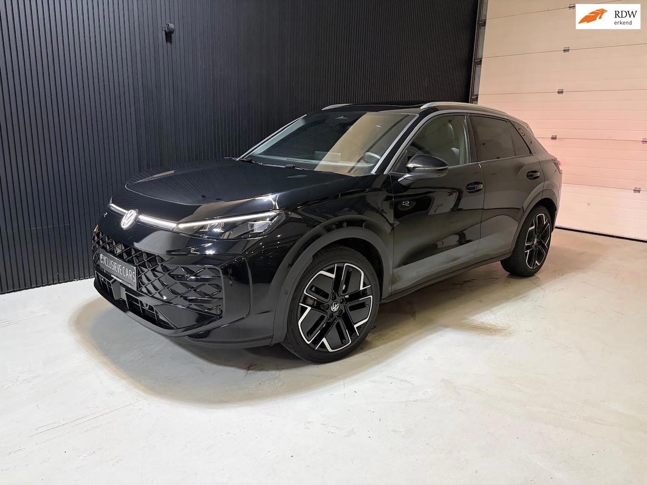 Volkswagen T-Roc - 1.5 eTsi R-Line bomvol *Pano*H/K*Head-Up*360camera - AutoWereld.nl