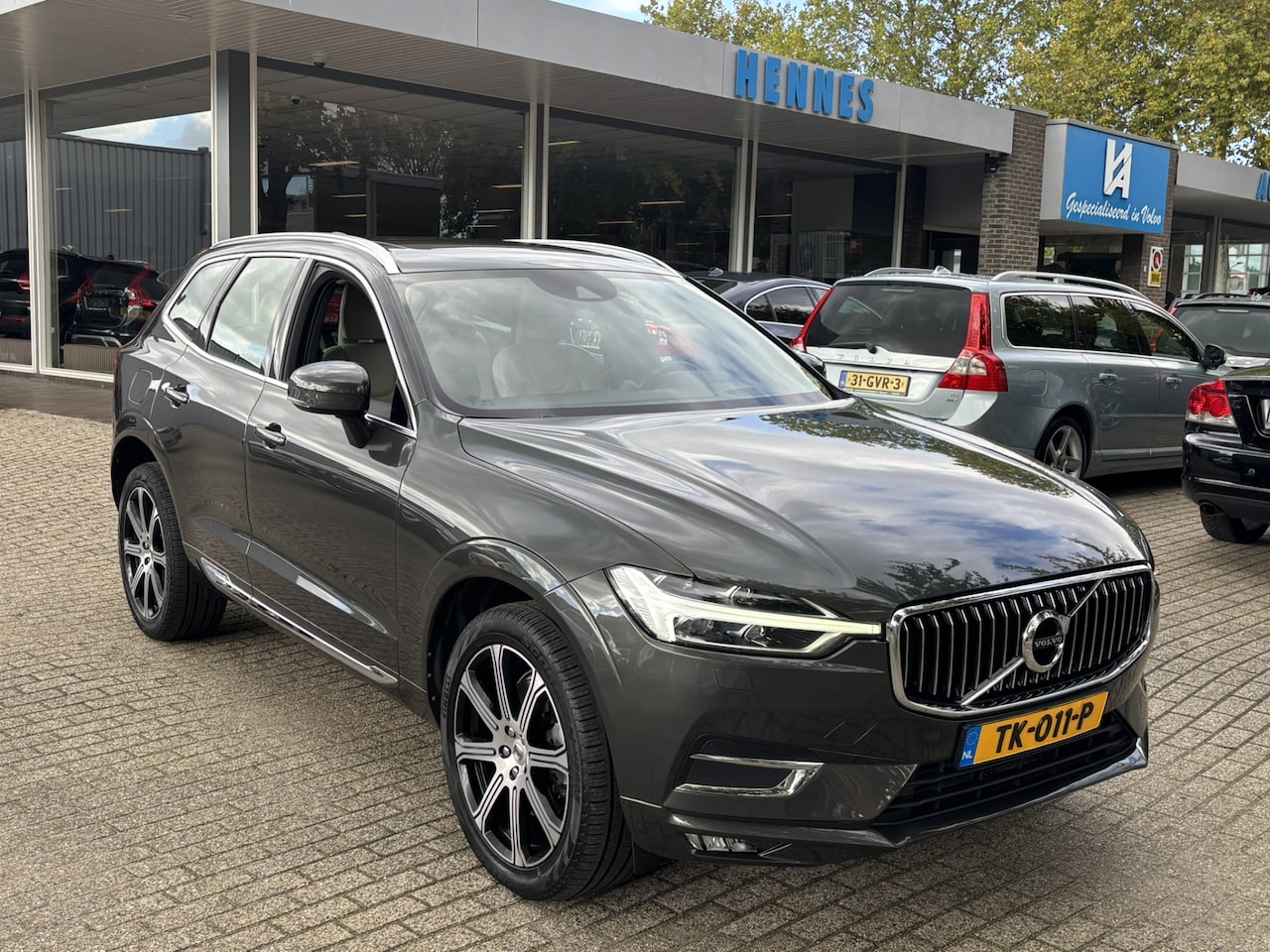 Volvo XC60 - 2.0 T5 AWD Inscription B&W HeadUp Luchtvering ACC Pano Keyless standkachel - AutoWereld.nl