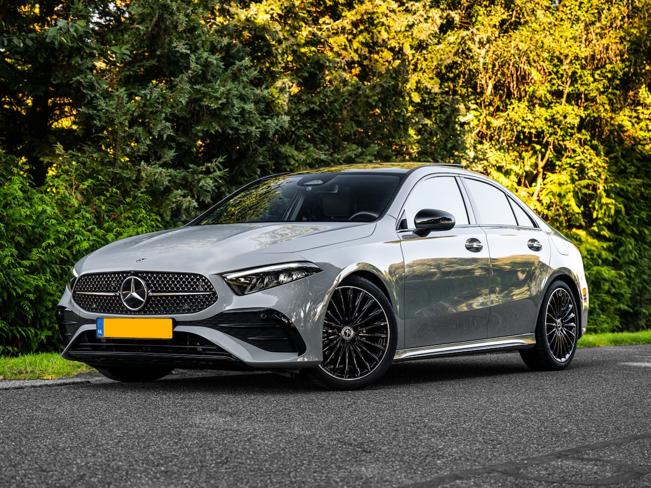 Mercedes-Benz A-klasse - 2025 180 AMG Line Night | Pano | Manufaktur Grau - AutoWereld.nl