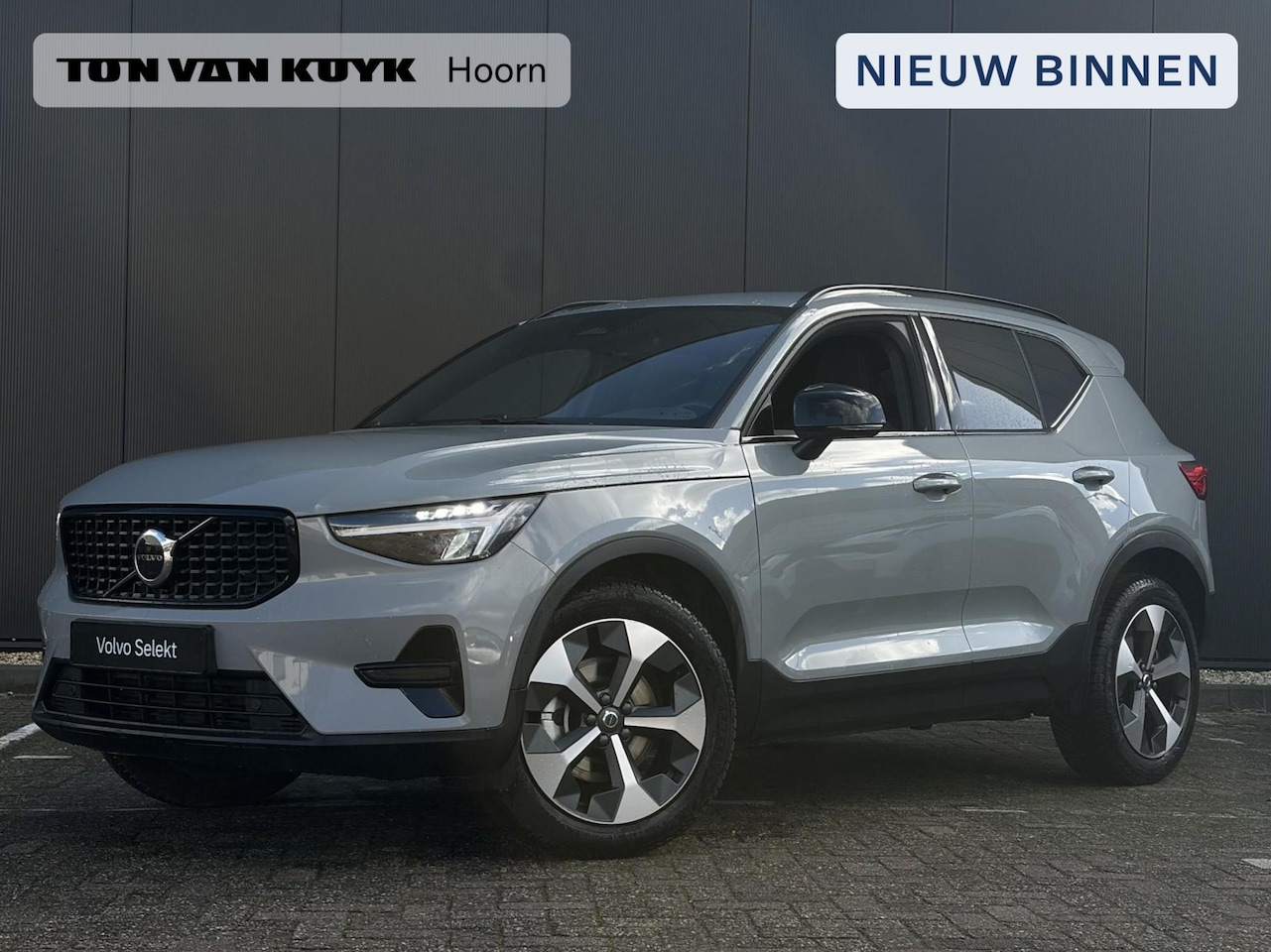 Volvo XC40 - 2.0 B4 Plus Dark / Trekhaak / All-Season / Stuur- Stoelverwarming / Harman Kardon / Parkee - AutoWereld.nl