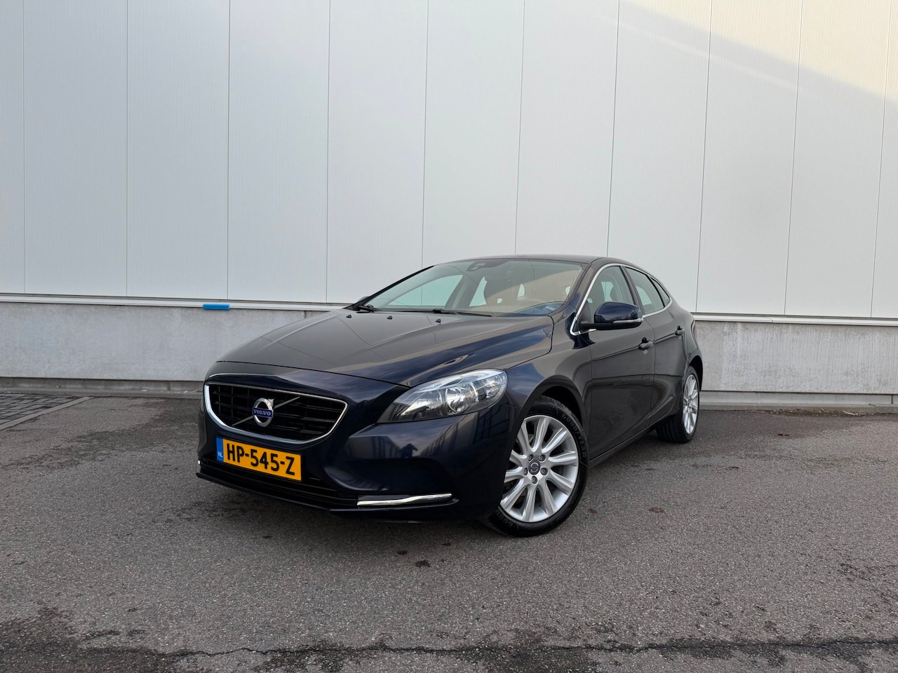 Volvo V40 - 2.0 D2 Summum Business / Airco / Navi / Cruise / Elektr. ramen / Parkeers. / Lm velgen / N - AutoWereld.nl