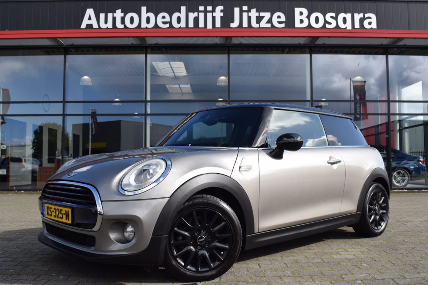 MINI Cooper - 1.5 136pk Serious Business ECC | Full Map Navi | LED | Keyless | Telefonie - AutoWereld.nl