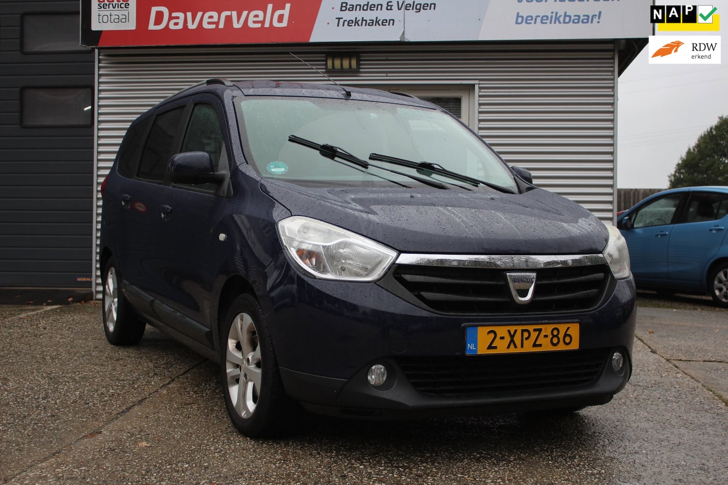 Dacia Lodgy - 1.2 Tce Blackline 5p. 1.2 TCe Blackline 5p. 5-deurs, boekjes, 2x sleutel nl auto, nap, apk, navigatie, trekhaak, - AutoWereld.nl