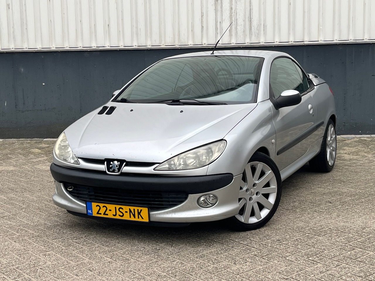 Peugeot 206 CC - 1.6-16V | Leder | Nieuwe APK | 17 Inch Sportwielen | Leuke auto ! - AutoWereld.nl