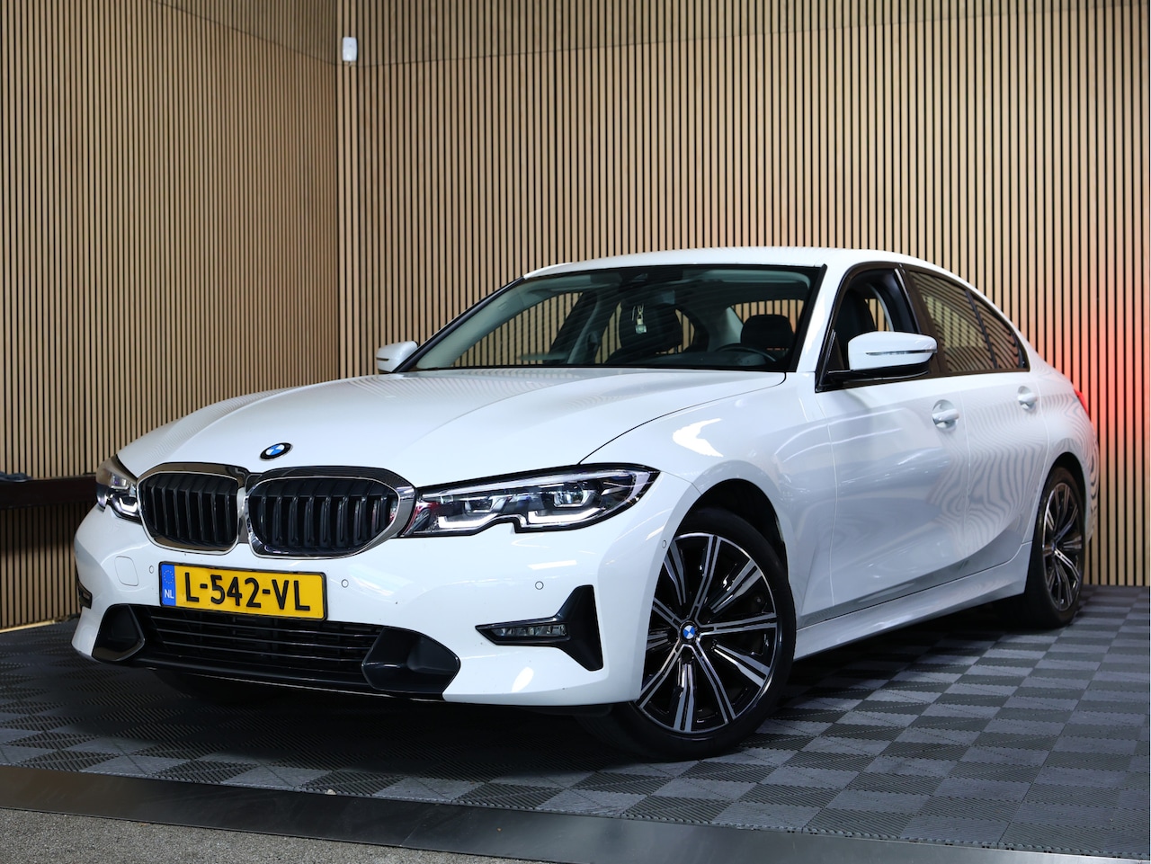 BMW 3-serie - 318i Business M SPORT Edition AVM SPORTLEDER NAVI CARPLAY VIRTUAL '21 - AutoWereld.nl