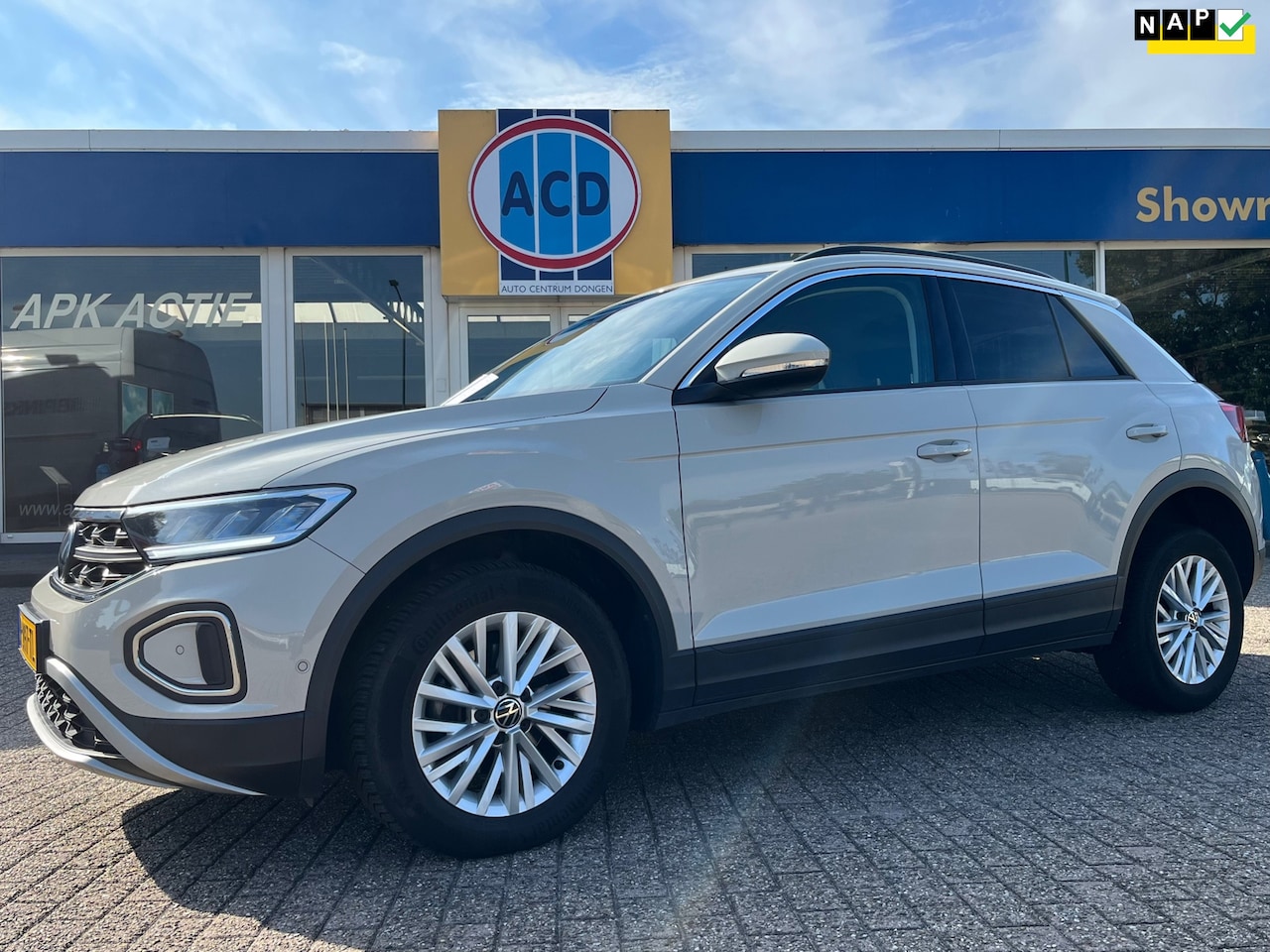 Volkswagen T-Roc - 1.0 TSI Life | Orig. NL | Nw type-model 2023 | Virtual dashboard | Carplay | - AutoWereld.nl