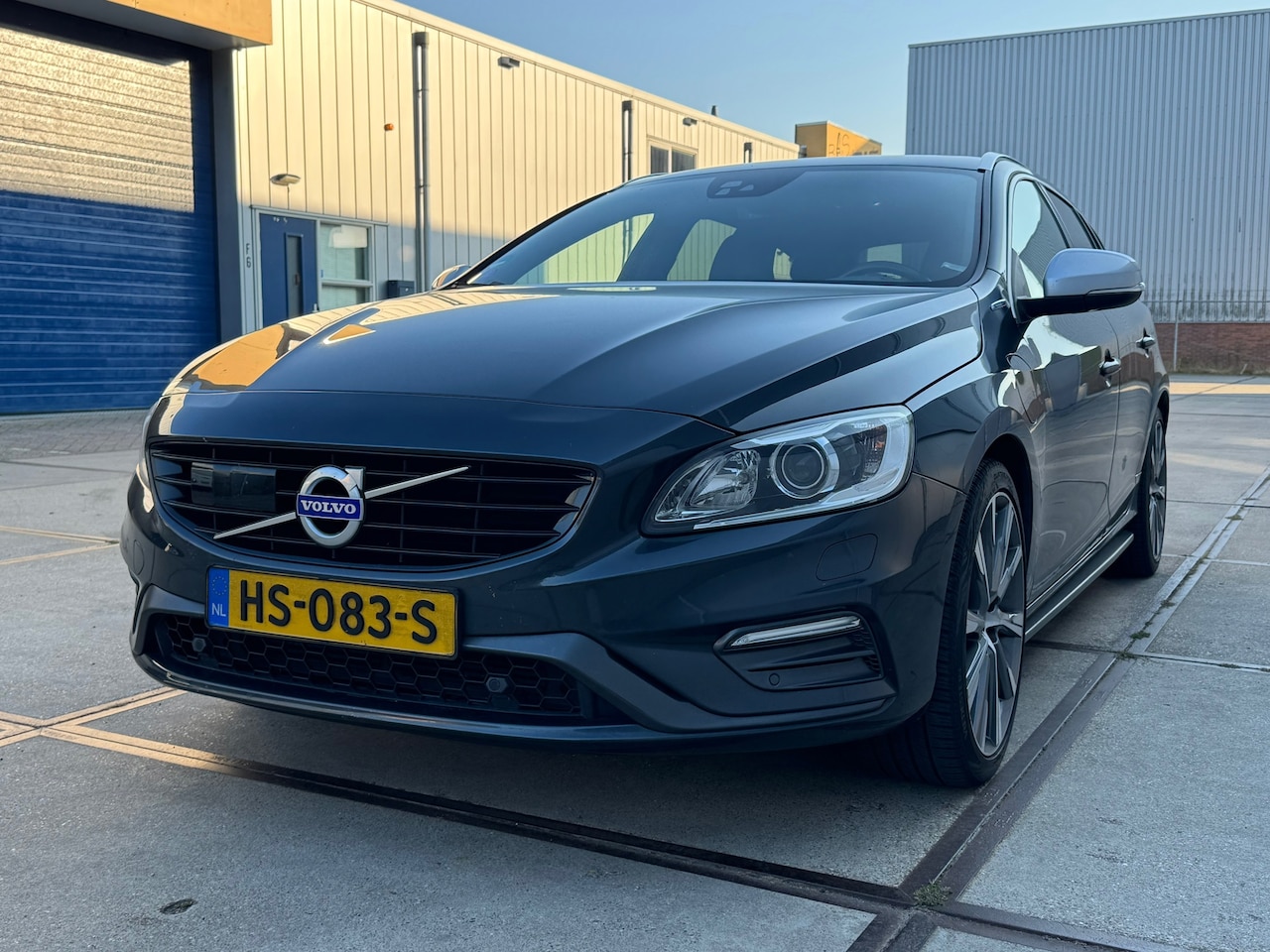 Volvo V60 - 2.4 D6 Twin Engine R-Design 2.4 D6 Twin Engine R-Design - AutoWereld.nl