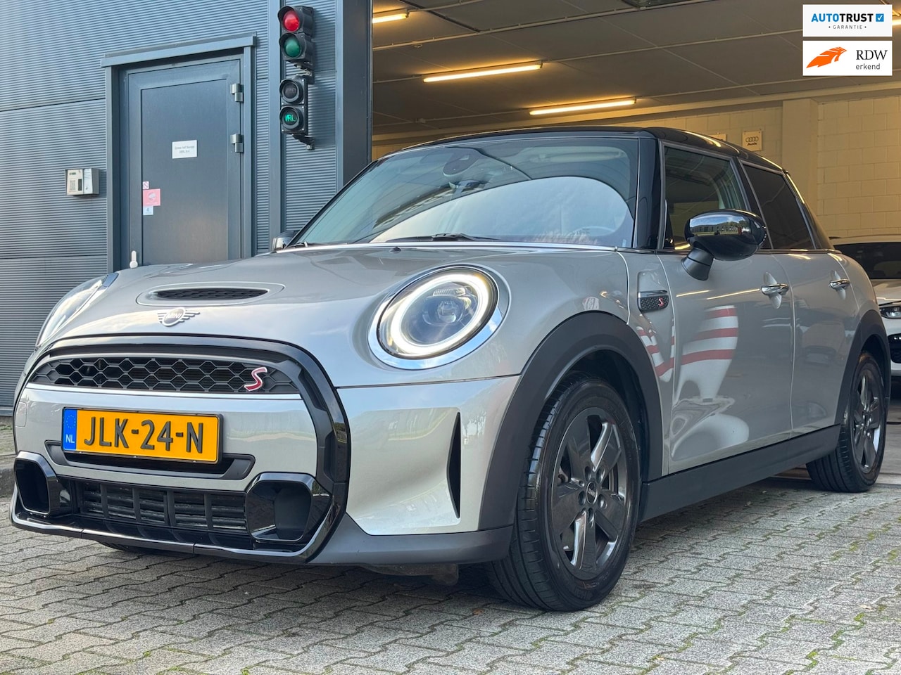 MINI 5-Deurs - 2.0 Cooper S Classic / LAGE KM-STAND ! / CAMERA / KEYLESS / CARPLAY / CLIMATE / SFEER / ST - AutoWereld.nl