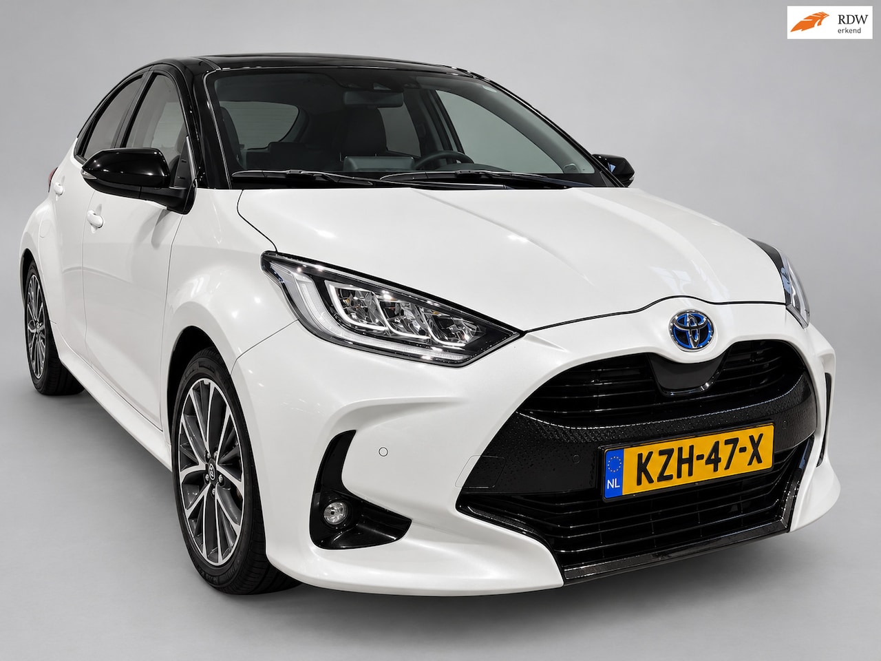 Toyota Yaris - 1.5 Hybrid Executive Bi-Tone - Navigatie - Camera - Cruise - Stoelverwarming - Rijklaar - AutoWereld.nl