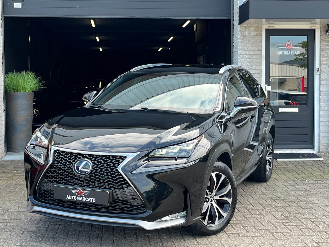 Lexus NX - 300h AWD F Sport Line Hybride | NL Auto | Dealeronderhouden | Accu Certificaat | Leder | L - AutoWereld.nl