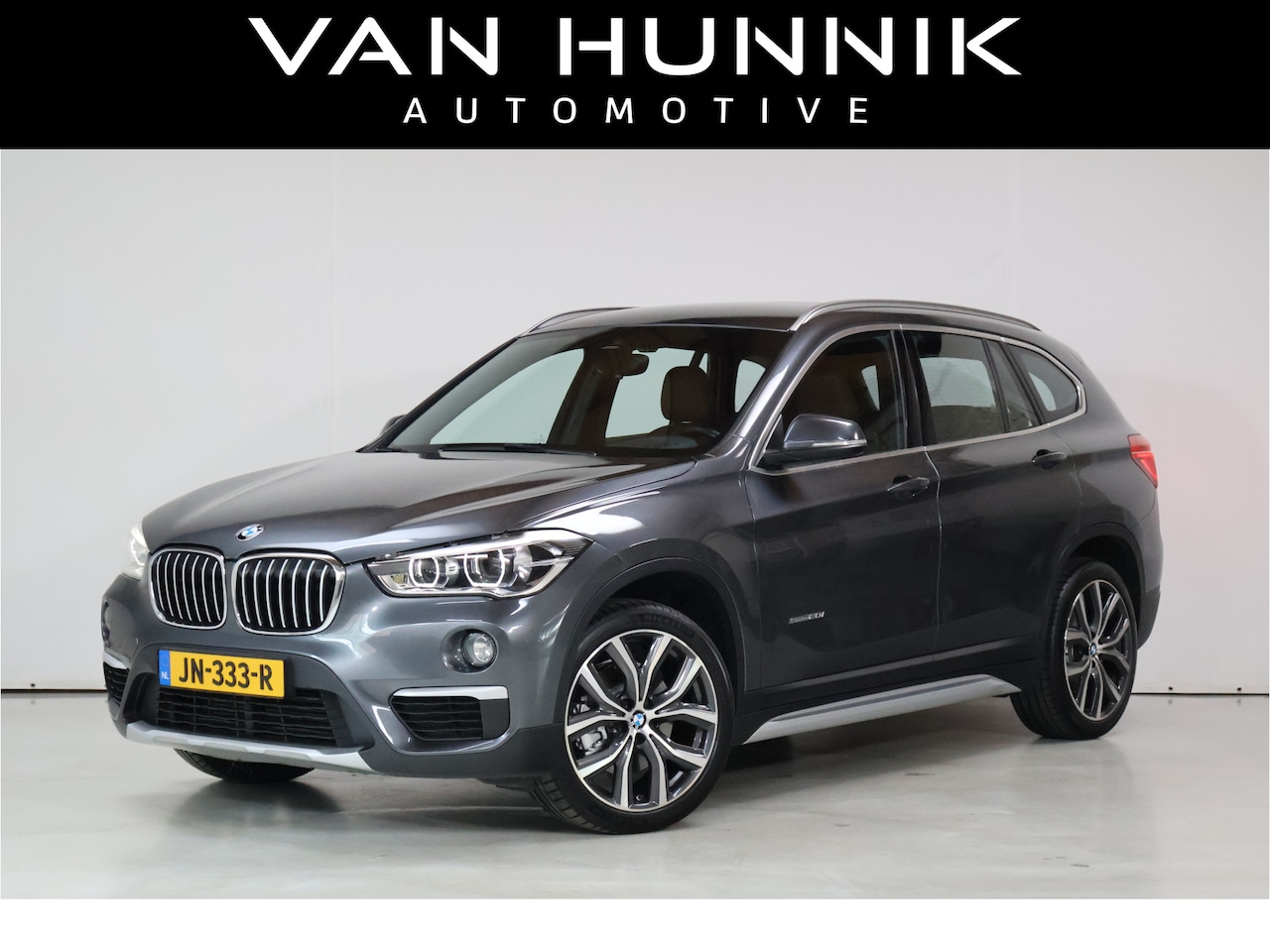 BMW X1 - sDrive20i High Ex | Hud | Leder | Dealer Onderhouden | Stoelverwarming - AutoWereld.nl