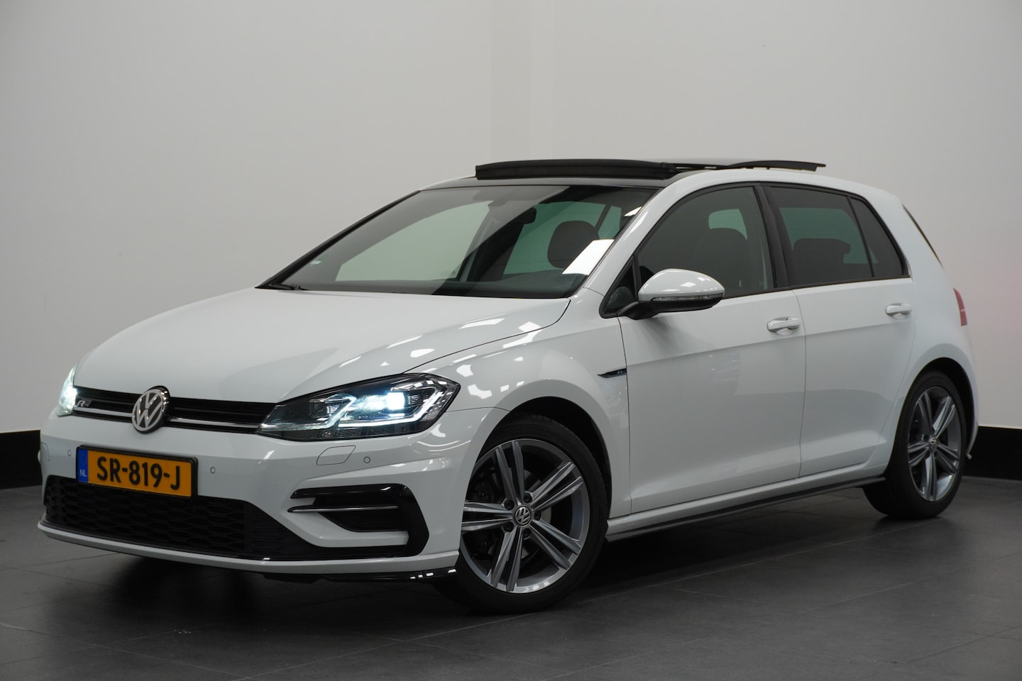 Volkswagen Golf - 1.5 TSI 150PK Highline Business R-line Automaat | Pano | Virtual | ACC | Camera | €16.950, - AutoWereld.nl