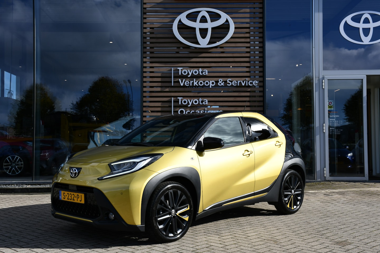 Toyota Aygo X - 1.0 VVT-i S-CVT Premium Automaat 73pk | Voorstoelen verwarmd | Lederen/stof bekleding | NL - AutoWereld.nl