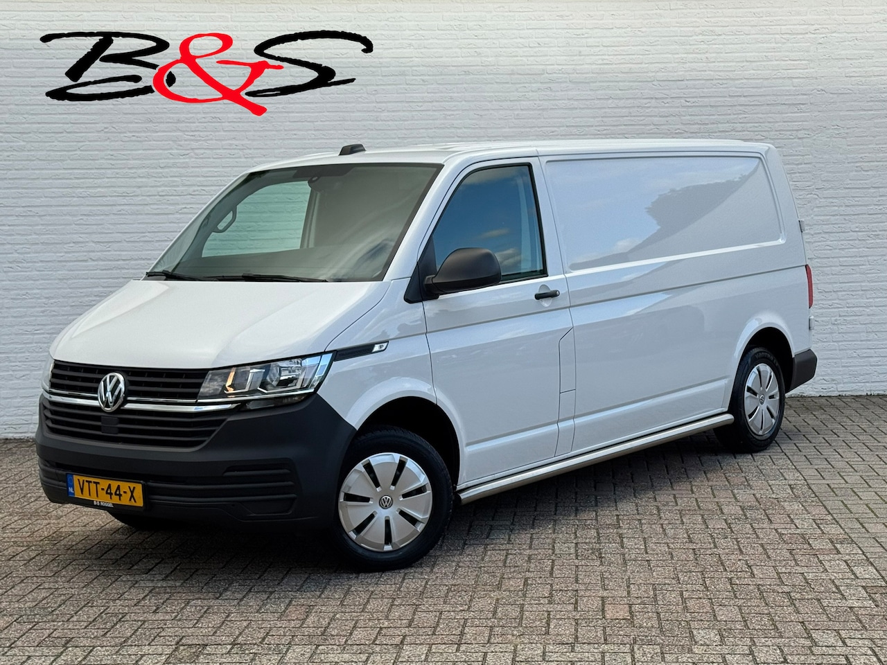 Volkswagen Transporter - 2.0 TDI L2H3 28 Comfortline Carplay Cruise Navigatie Airco Trekhaak 3 Zitplaatsen - AutoWereld.nl