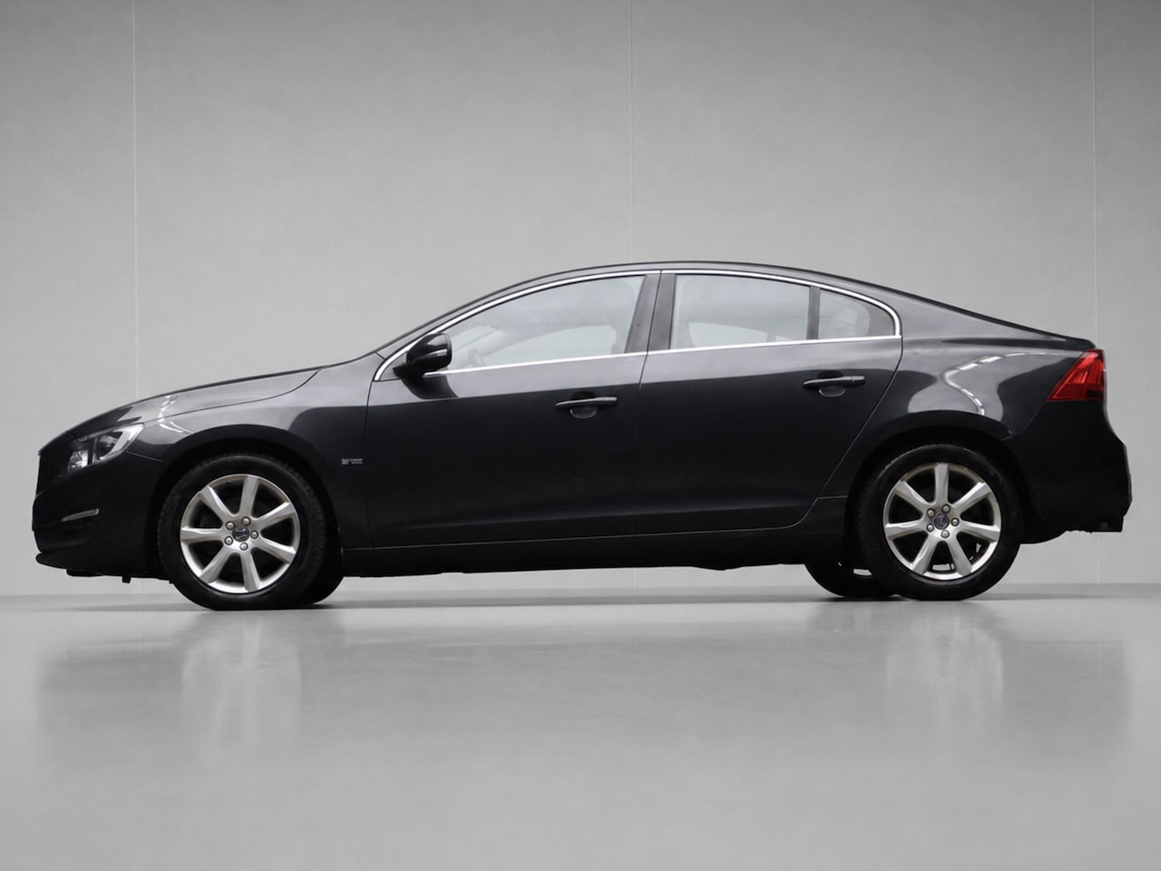 Volvo S60 - 2.0 T3 Summum Sport (NAVI,LEDER,LED,CRUISE,TREKHAAK,STOELVERWARMING,PDC,GETINT,NETTESTAAT) - AutoWereld.nl