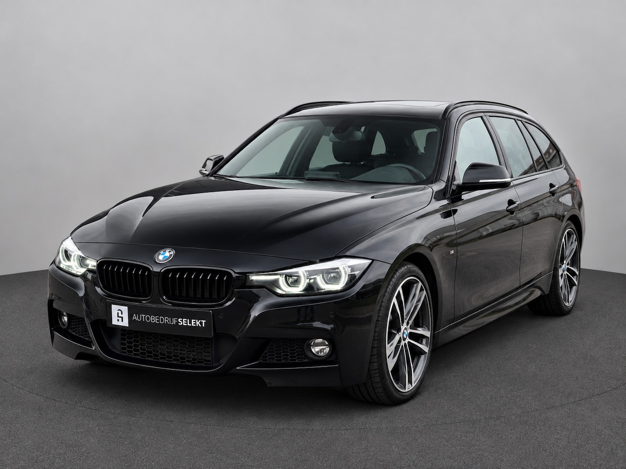 BMW 3-serie Touring - 318i M-Sport | Panorama | 19 inch | LED | Camera | Stoelverwarming | Leer | Elektr. achter - AutoWereld.nl