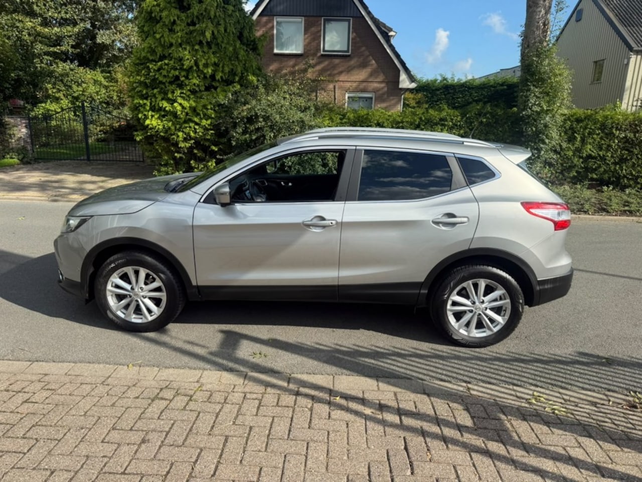 Nissan Qashqai - 1.6 Tekna/camera/trekhaak/cruise control/ECC/NAP/leren bekleding - AutoWereld.nl