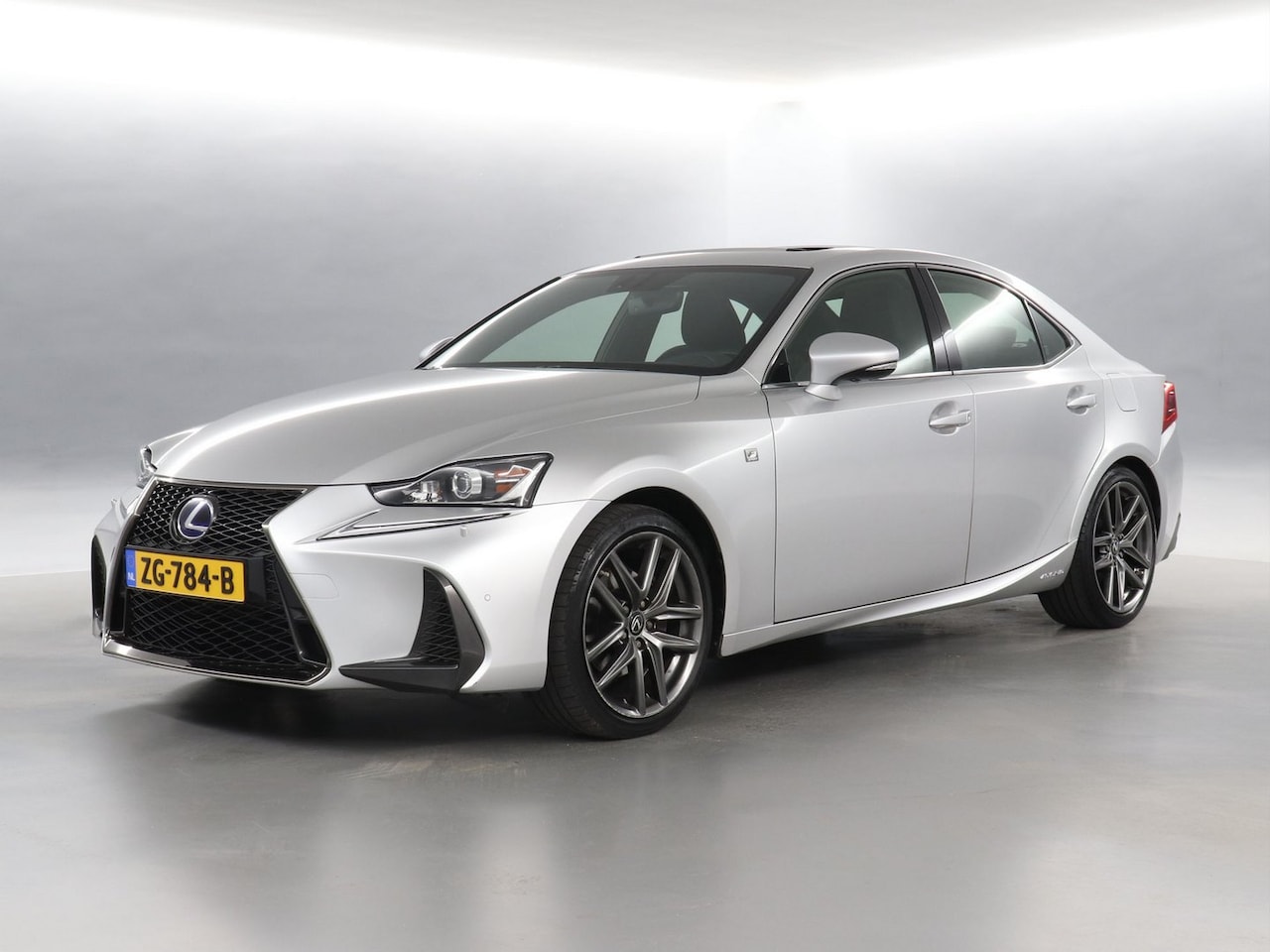 Lexus IS - 300h Hybrid F-Sport Line | Adaptief Dempingsysteem | Stoelverwarming | Elektrische Stoelen - AutoWereld.nl