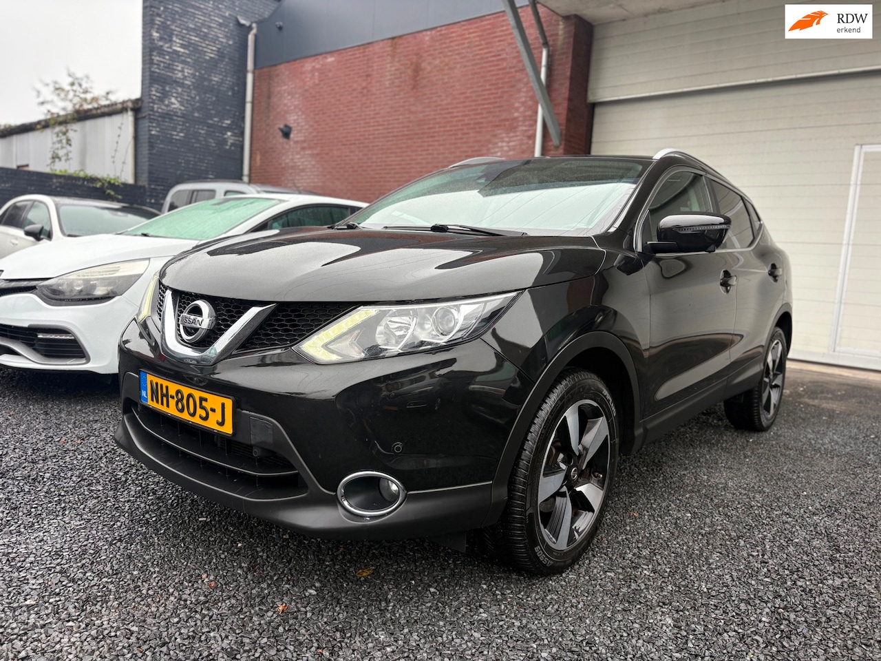 Nissan Qashqai - 1.2 N-Connecta | Panoramadak | Trekhaak | Stoelverwarming | A.Camera + rondom zicht | - AutoWereld.nl