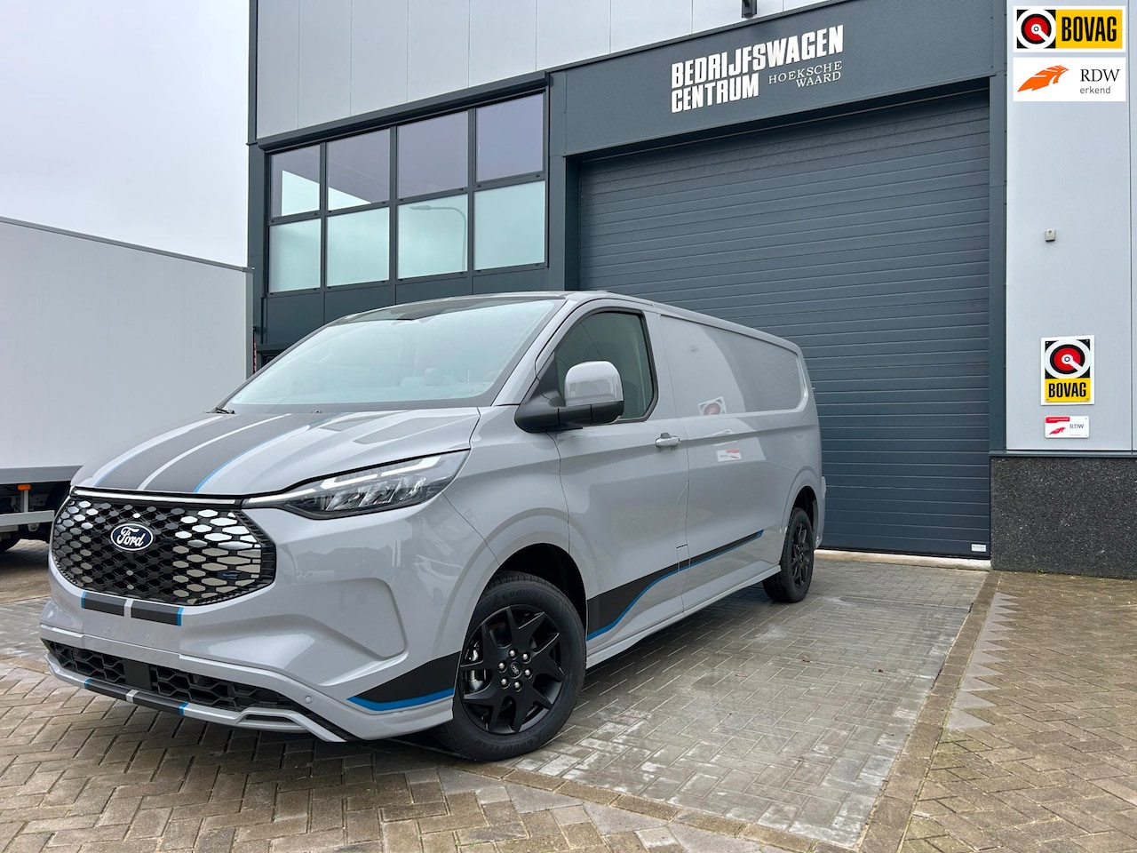 Ford E-Transit Cust. - 340 L2H1 Sport 286PK AWD 71 kWh Model 2027 UNIEK - AutoWereld.nl