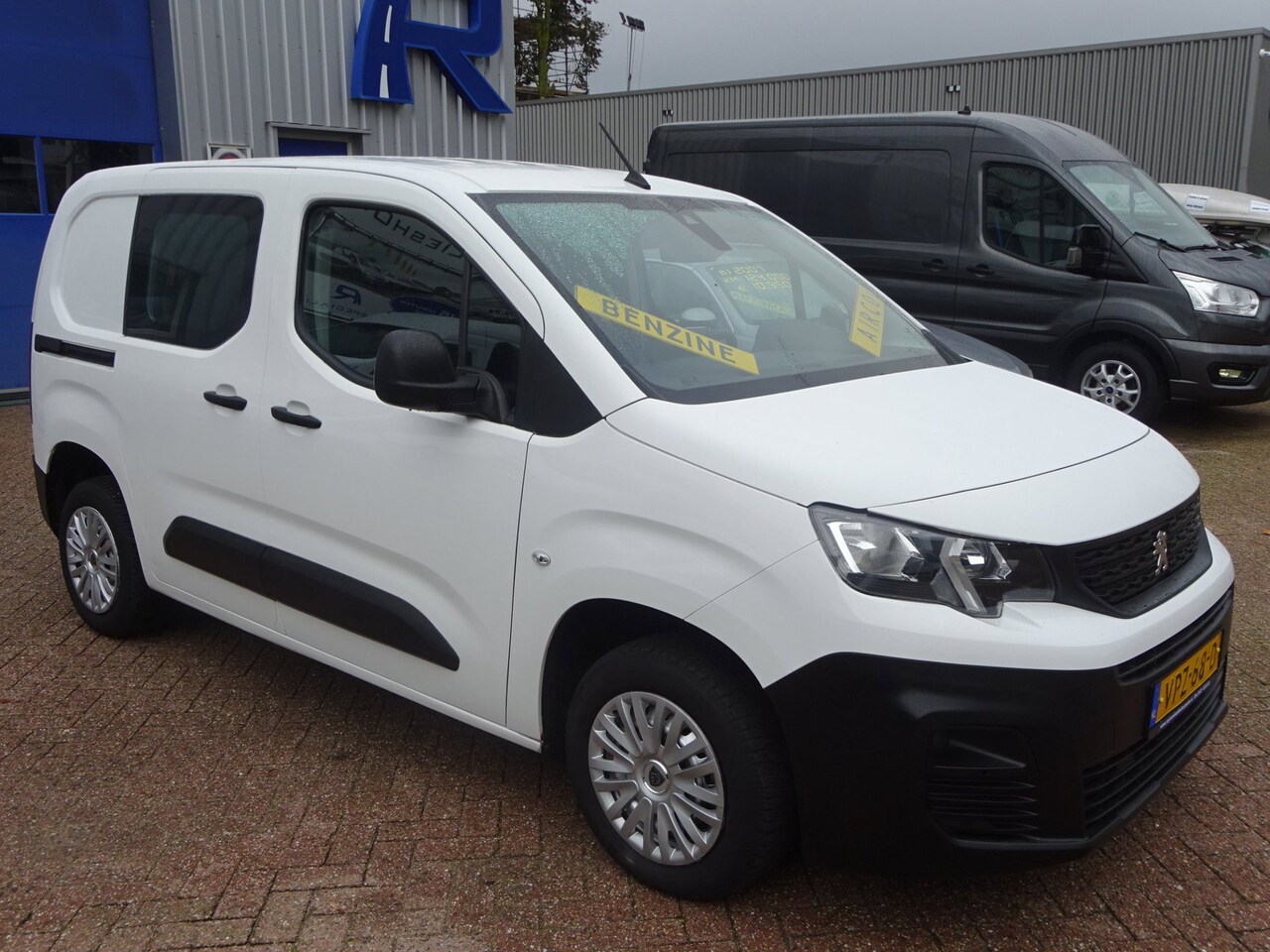 Peugeot Partner - 1.2 PureTech Pro BENZINE AIRCO NAVI CRUISE CONTROL PDC SCHUIFDEUR - AutoWereld.nl