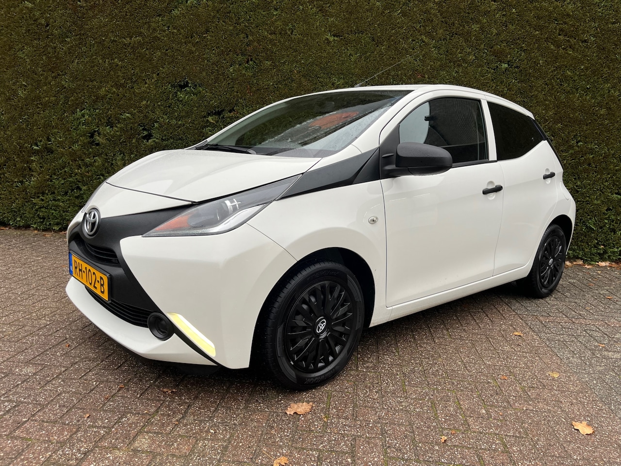 Toyota Aygo - 1.0 VVT-i x-fun 1.0 VVT-i x-fun, 46000km ! Airco, Led, 5-drs, Eerste eigenaar ! - AutoWereld.nl