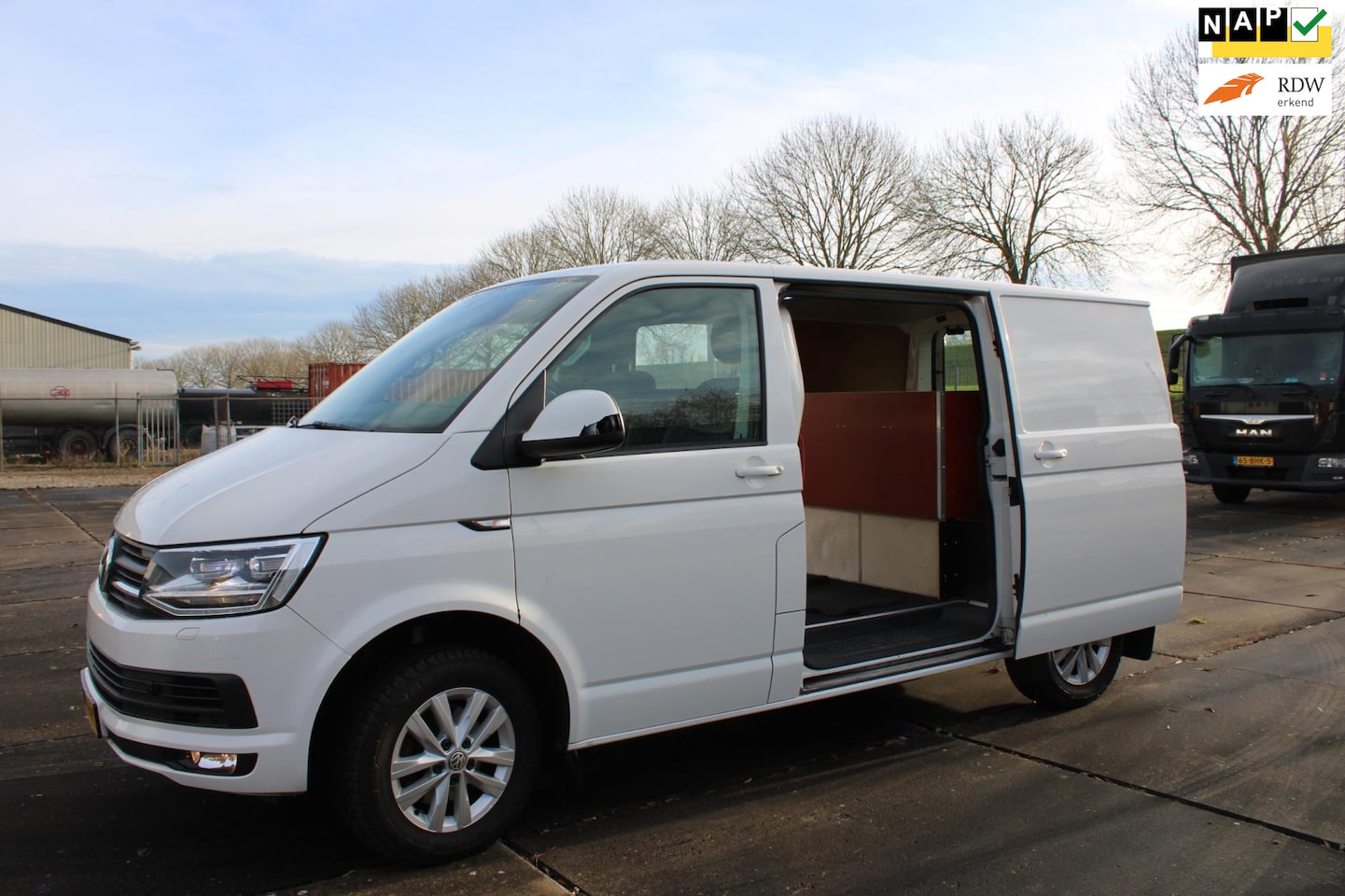 Volkswagen Transporter - 2.0 TDI Highline Autom. L+R schuifdeur - AutoWereld.nl
