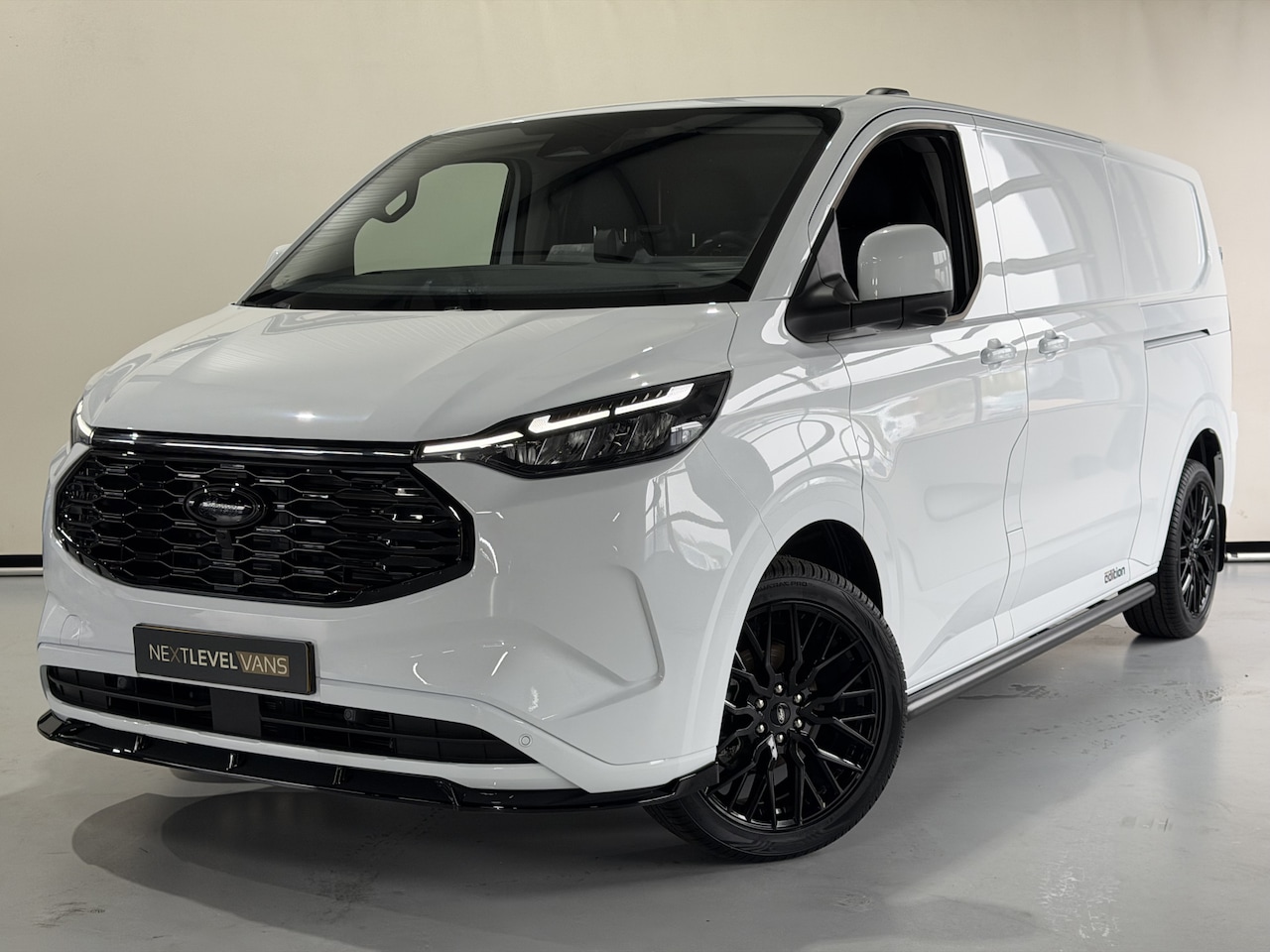 Ford Transit Custom - E-Transit 340 L2H1 Limited 71 kWh | 360 Camera | Pro Power | Adaptieve Cruise | Luxe bekle - AutoWereld.nl