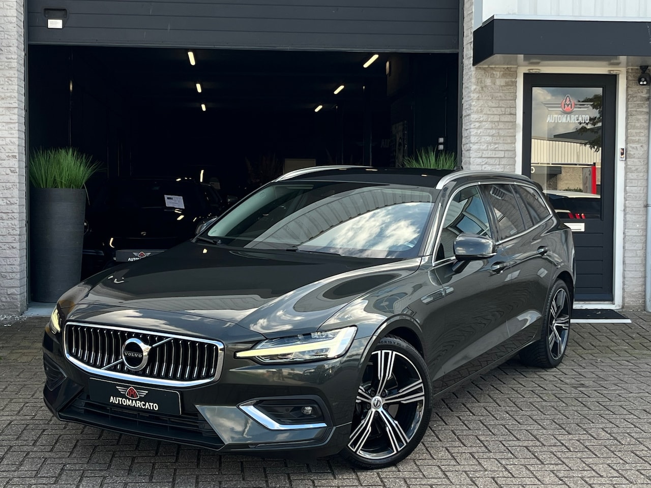 Volvo V60 - 2.0 T6 AWD Inscription | 310 pk | Pine Grey | Maroon Brown leder | Dealeronderhouden | Ele - AutoWereld.nl