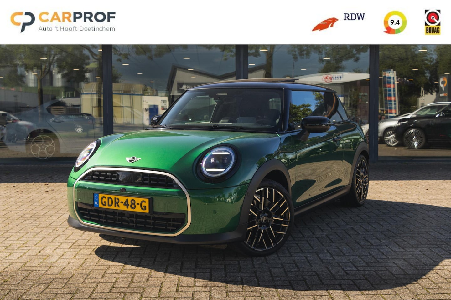 MINI 3-Deurs - Cooper 1.5 Cooper C Favoured L Pano | Harman Kardon | 360 | Head Up - AutoWereld.nl