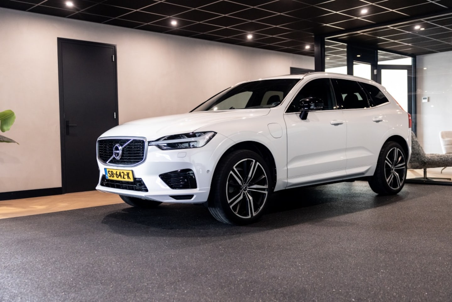 Volvo XC60 - 2.0 T8 AWD R-Design | B&W | 360 Cam | Stoelventilatie | Trekhaak | - AutoWereld.nl