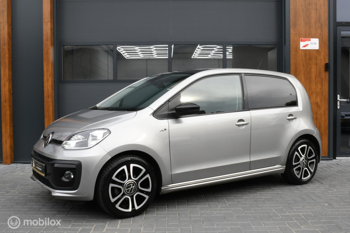 Volkswagen Up! - 1.0 R-Line 1.0 R-Line - AutoWereld.nl