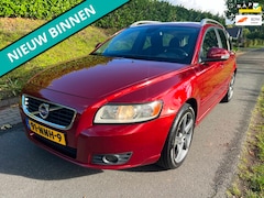 Volvo V50 - 1.6 Sport met een NIEUWE KOPPELING en oa: Lm 17", Trekhaak, Cruise, Clima, Telefoon BT, St