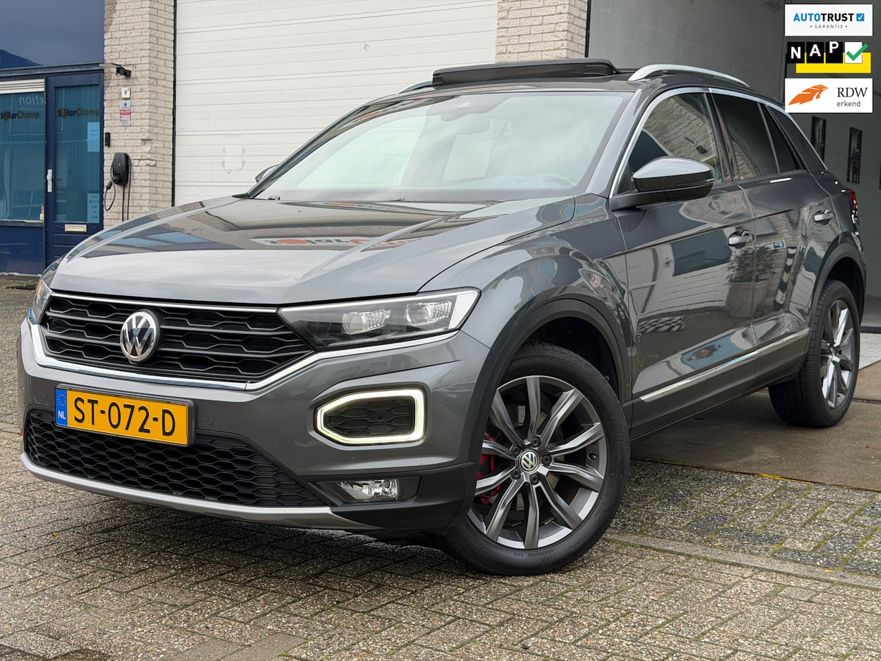 Volkswagen T-Roc - 1.5 TSI Sport/ 1e EIG/ nap/ dealeronderhouden/ 1jaar apk/ R Line/ volle opties. - AutoWereld.nl