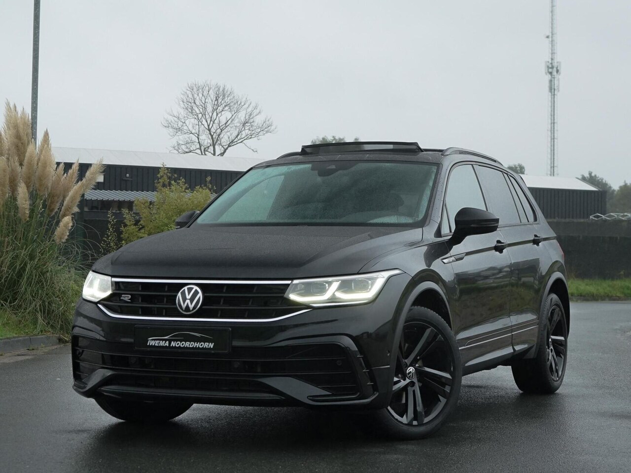 Volkswagen Tiguan - 1.5 TSI R-Line Panoramadak|Leer|Camera|Keyless|Sfeerverlichting|Virtual|Trekhaak|Carplay - AutoWereld.nl
