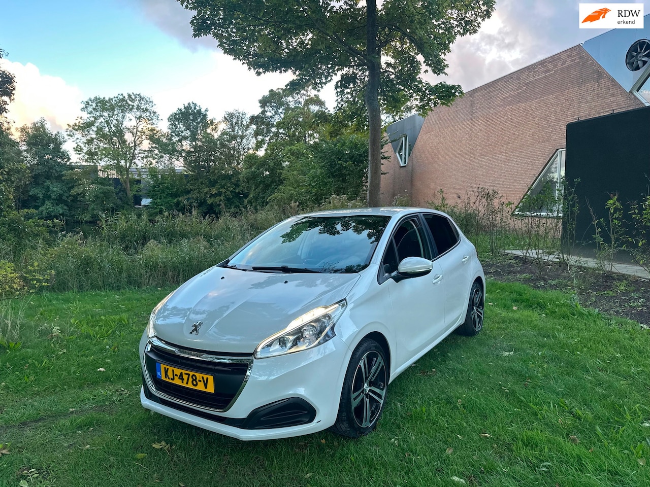 Peugeot 208 - 1.2 PureTech Active Airco Navi Led DB 138DKM Vervangen - AutoWereld.nl