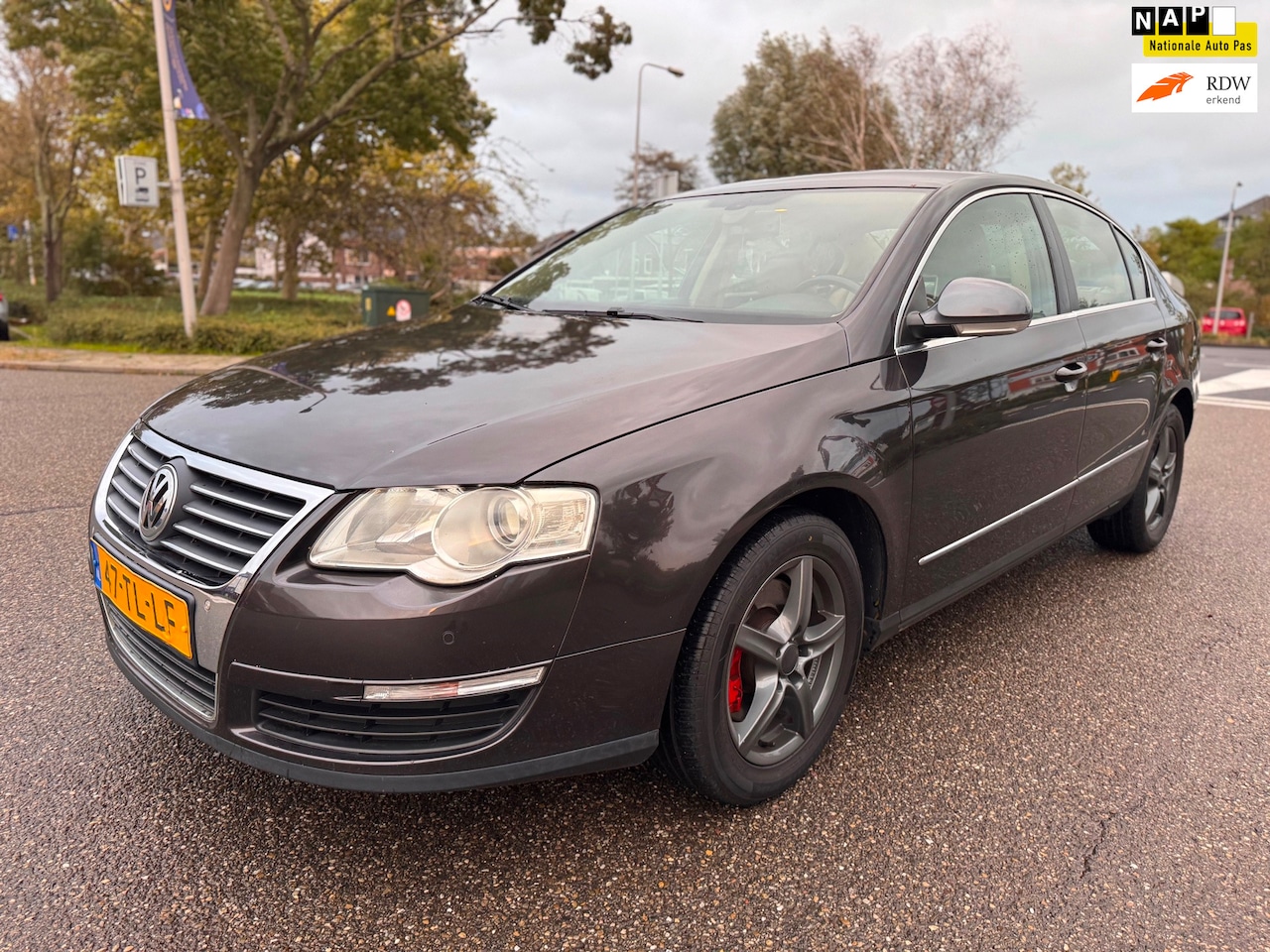 Volkswagen Passat - 2.0 FSI Highline / airco / cruise.control / leder / lmv / nap... - AutoWereld.nl