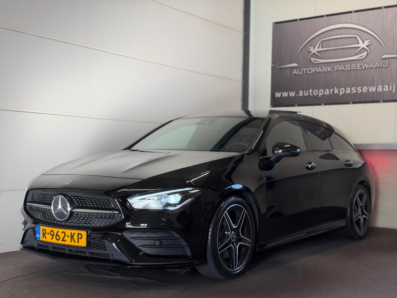 Mercedes-Benz CLA-klasse Shooting Brake - 200 AMG Pano, Cruise Control, Apple Carplay, Achteruitrijcamera, Sfeerverlichting, Airco - AutoWereld.nl