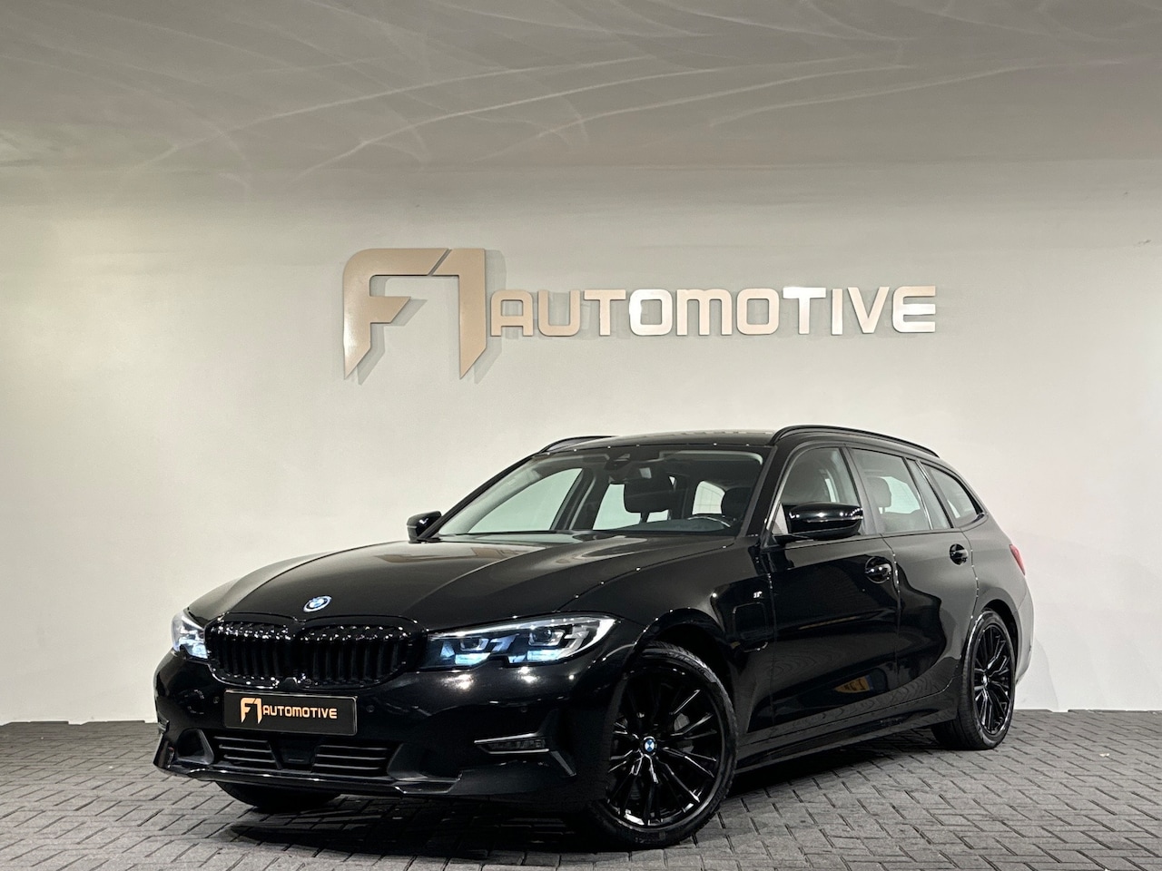 BMW 3-serie Touring - 330e High Executive ACC|Dodehoek|Lane Assist|Camera - AutoWereld.nl