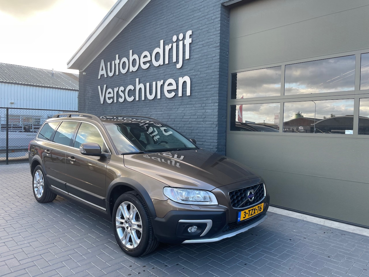 Volvo XC70 - 2.0 T5 FWD Nordic+ schuifdak stoelverwarming trekhaak - AutoWereld.nl
