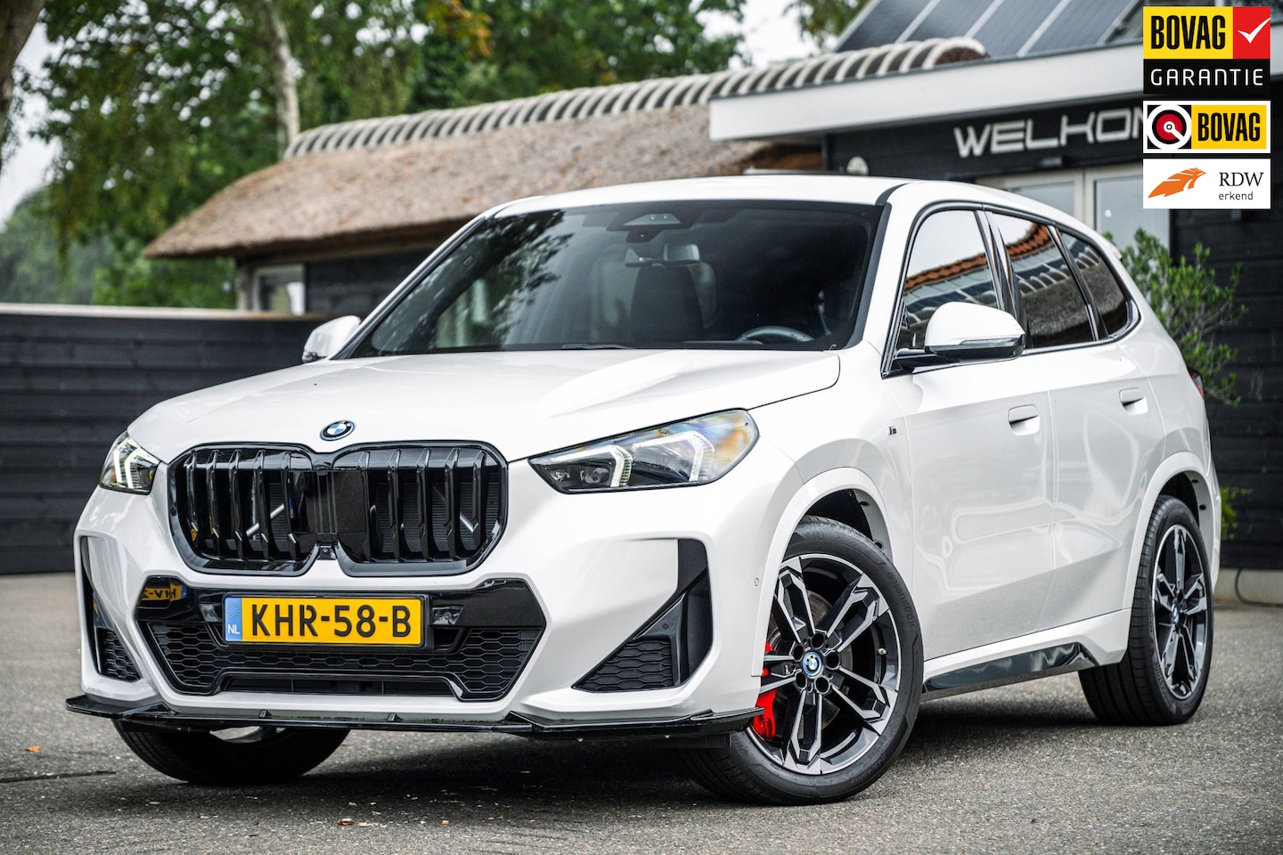 BMW iX1 - EDrive 20 M Sport Live Cockpit I Mineralweiss Metallic I Head Up I Led I CarPlay I 360 Cam - AutoWereld.nl