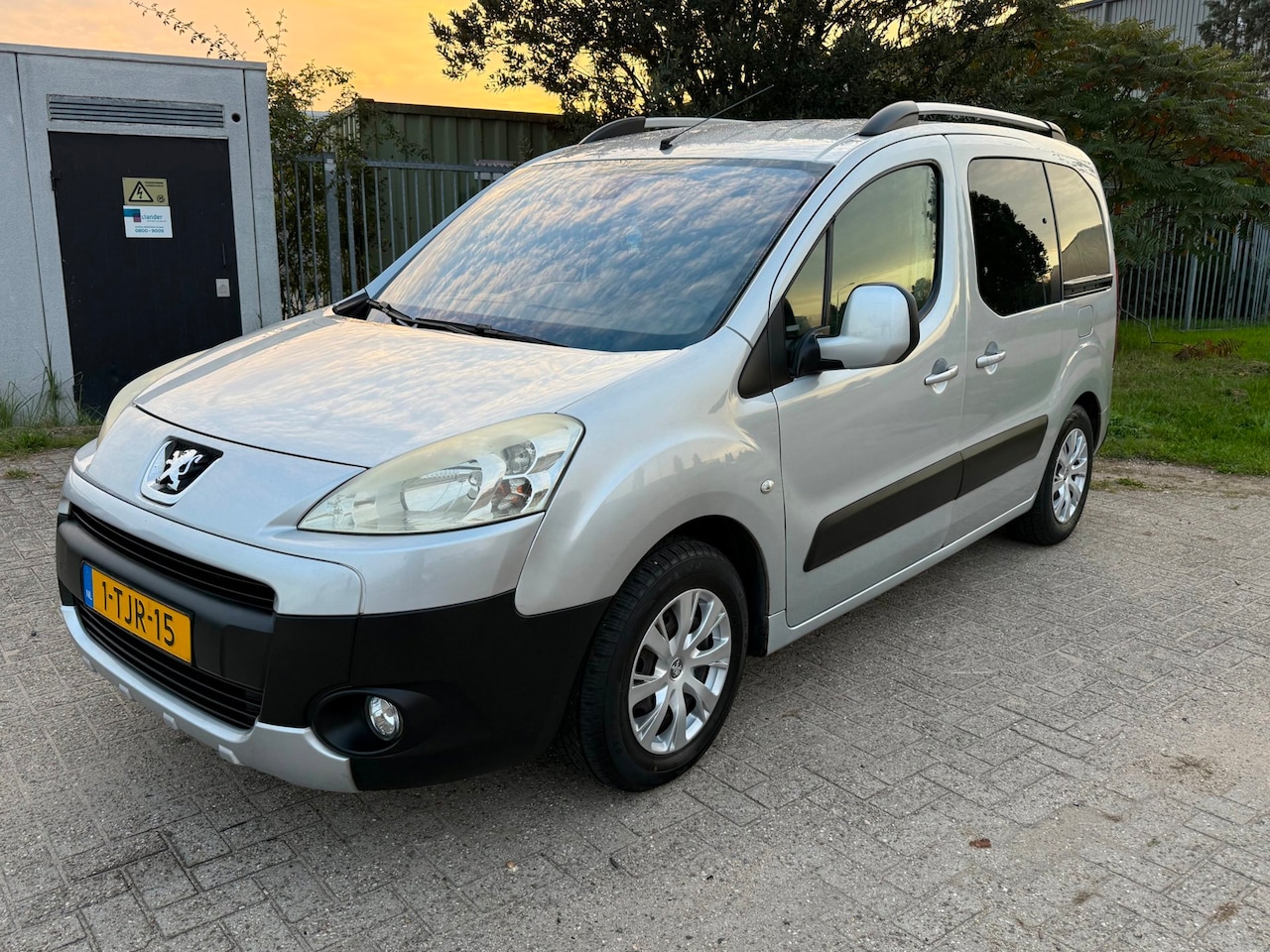 Peugeot Partner Tepee - 1.6 XR 90pk 5zits, 2x Schuifdeur,Trekhaak - AutoWereld.nl