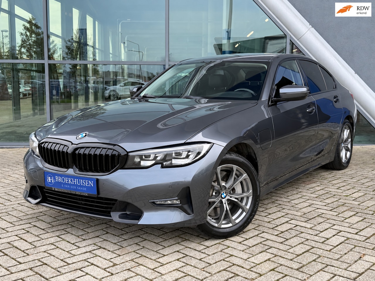 BMW 3-serie - 330e High Executive M-Sport 292pk Camera / Trekhaak / Harmon Kardon Audio - AutoWereld.nl