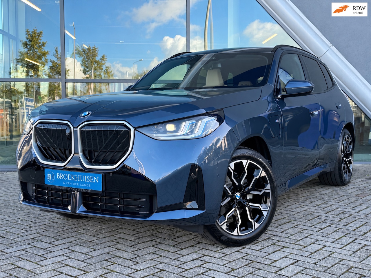 BMW X3 - 30e xDrive M-Sport Pro 300pk 360 Camera / Trekhaak / H/K Audio / Head up Display - AutoWereld.nl
