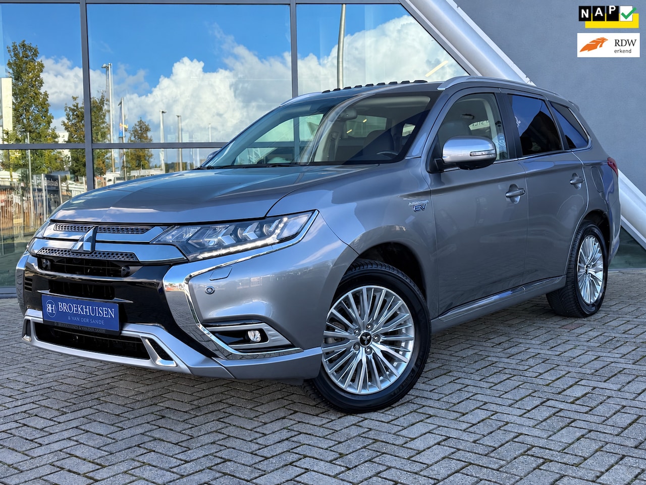 Mitsubishi Outlander - 2.4 PHEV Intense+ 225pk Schuifdak / 360 Camera / Trekhaak / Stoelverwarming - AutoWereld.nl