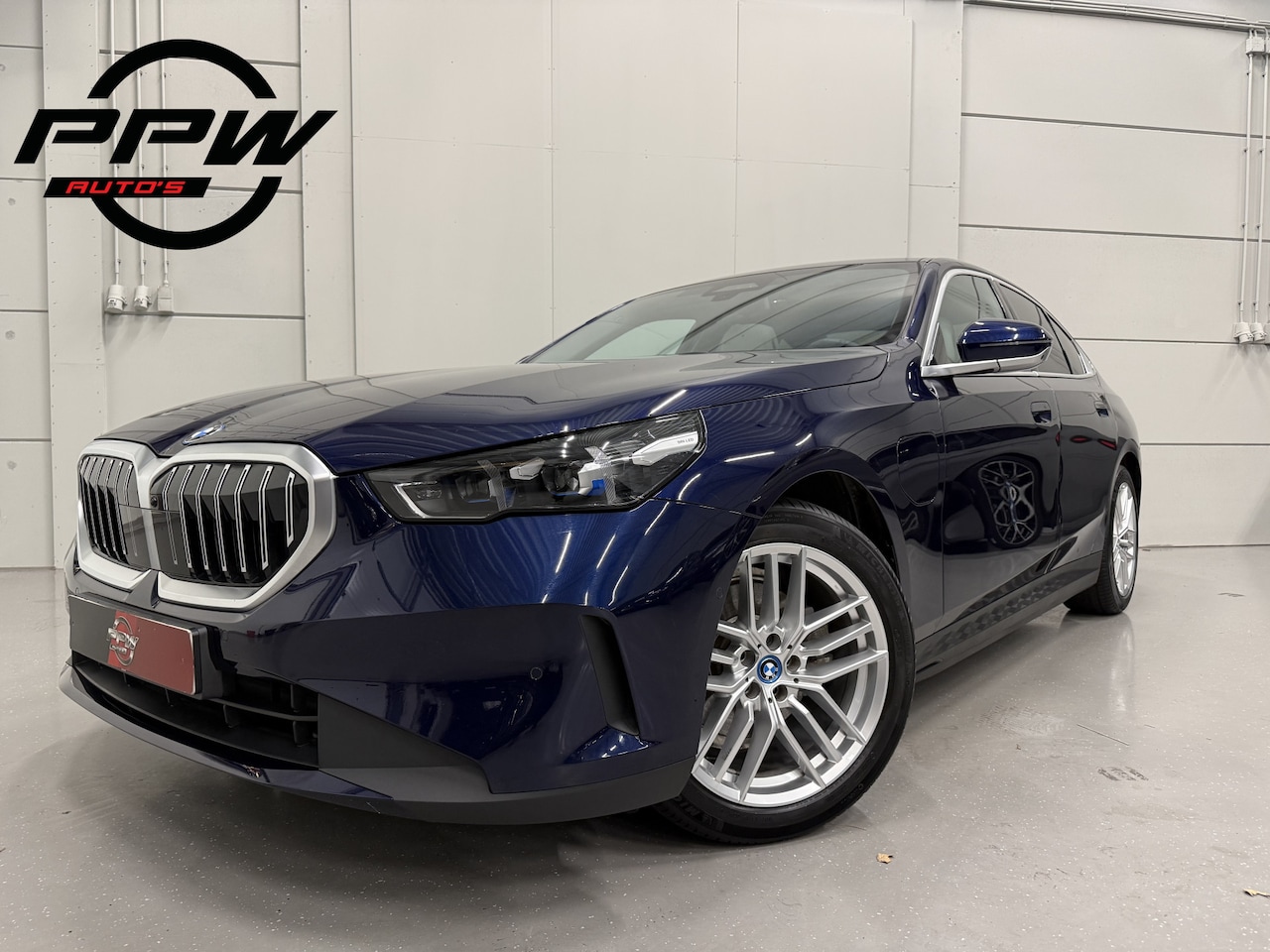 BMW 5-serie - 530e Edition PANO/HEAD-UP/ACC/H&K/LEER-SPORT/CURVED-DISPLAY/VENTILATIE+MEMORY/360CAMERA/LE - AutoWereld.nl