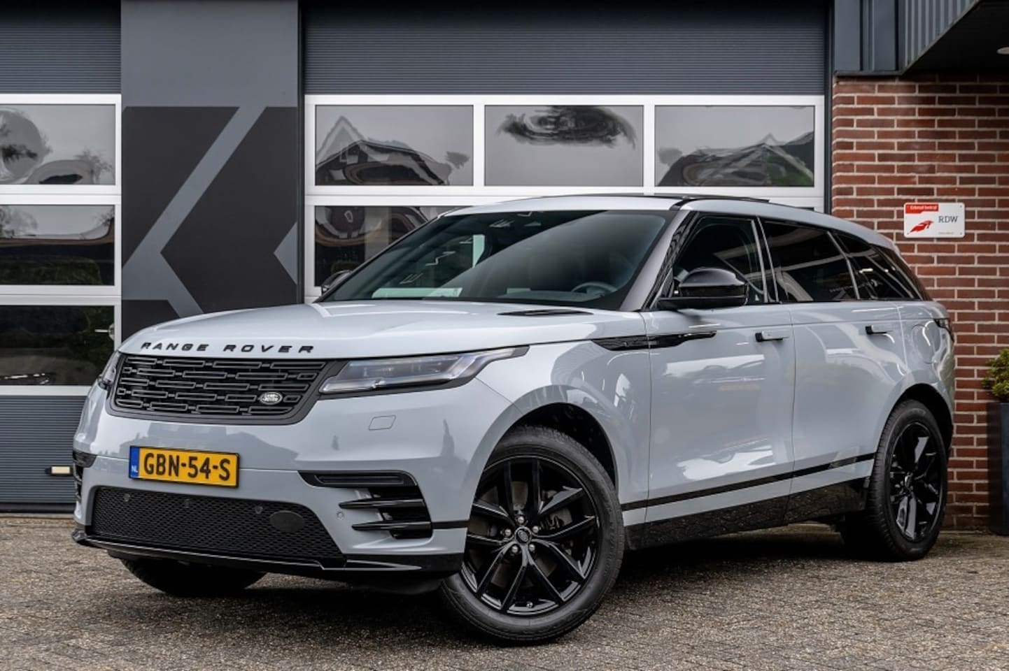 Land Rover Range Rover Velar - 2.0 P400e Dynamic SE | Panorama | Memory | Meridian | ACC | Trekhaak | Black Pack | Stoelv - AutoWereld.nl
